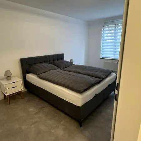 Διαμέρισμα Sehr Schoene 2-zimmer Mit Garten W184 *